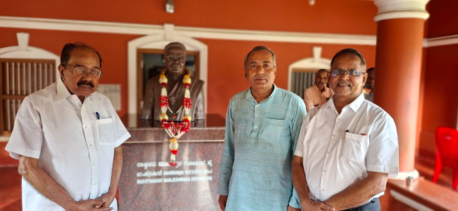 ಕೇರಳ ರಾಜ್ಯ 8 ನೇ ಕನ್ನಡ ಸಮ್ಮೇಳನ - 2026 ಮತ್ತು ಕೇರಳ- ಕರ್ನಾಟಕ ಉತ್ಸವದ ಉದ್ಘಾಟಕರಾಗಿ ಕರ್ನಾಟಕದ ಮಾಜಿ ಮುಖ್ಯಮಂತ್ರಿ ಡಾ.ಎಂ ವೀರಪ್ಪ ಮೊಯಿಲಿ image